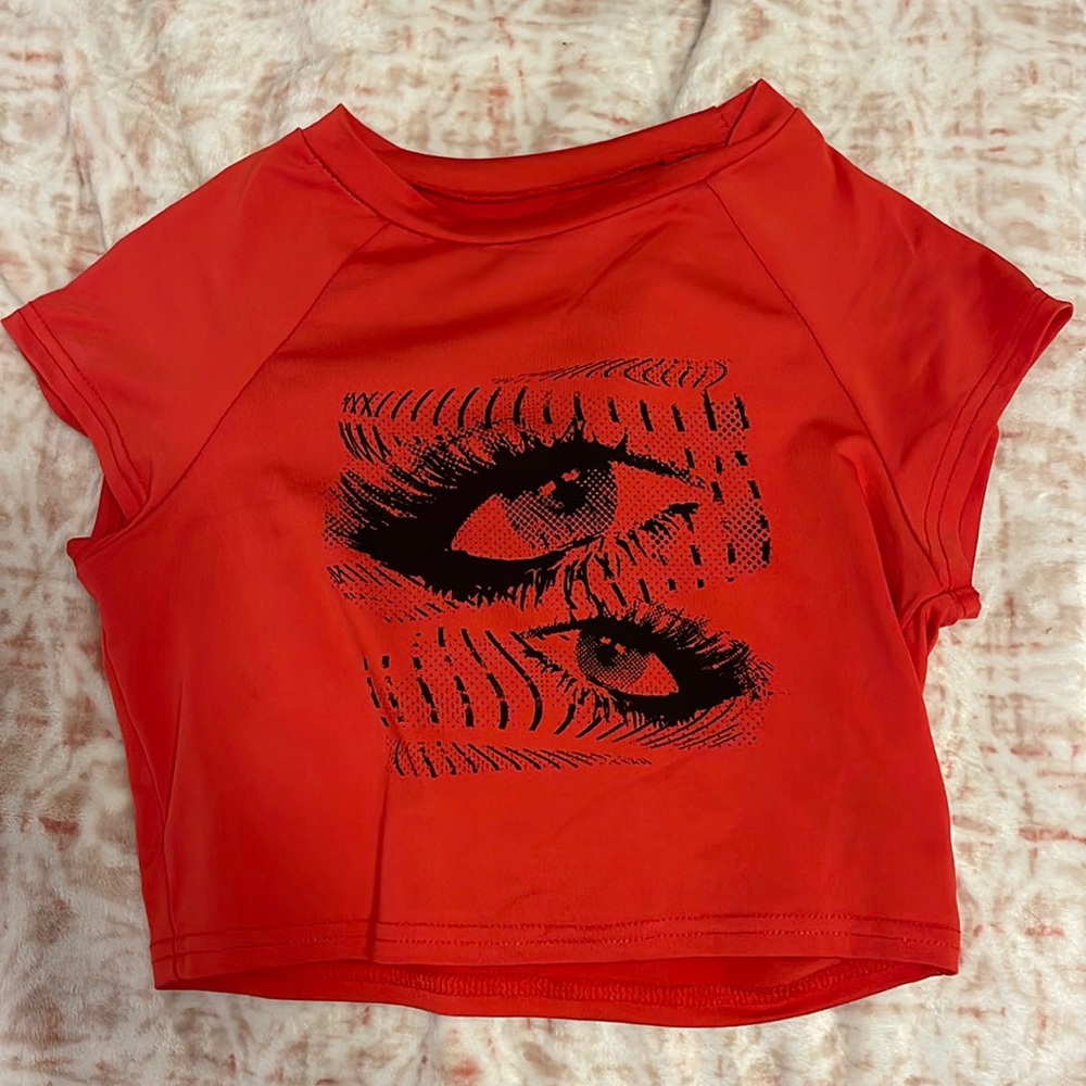 Cropped shirt in red and black, so cute and fits perfect to size, smooth fabric